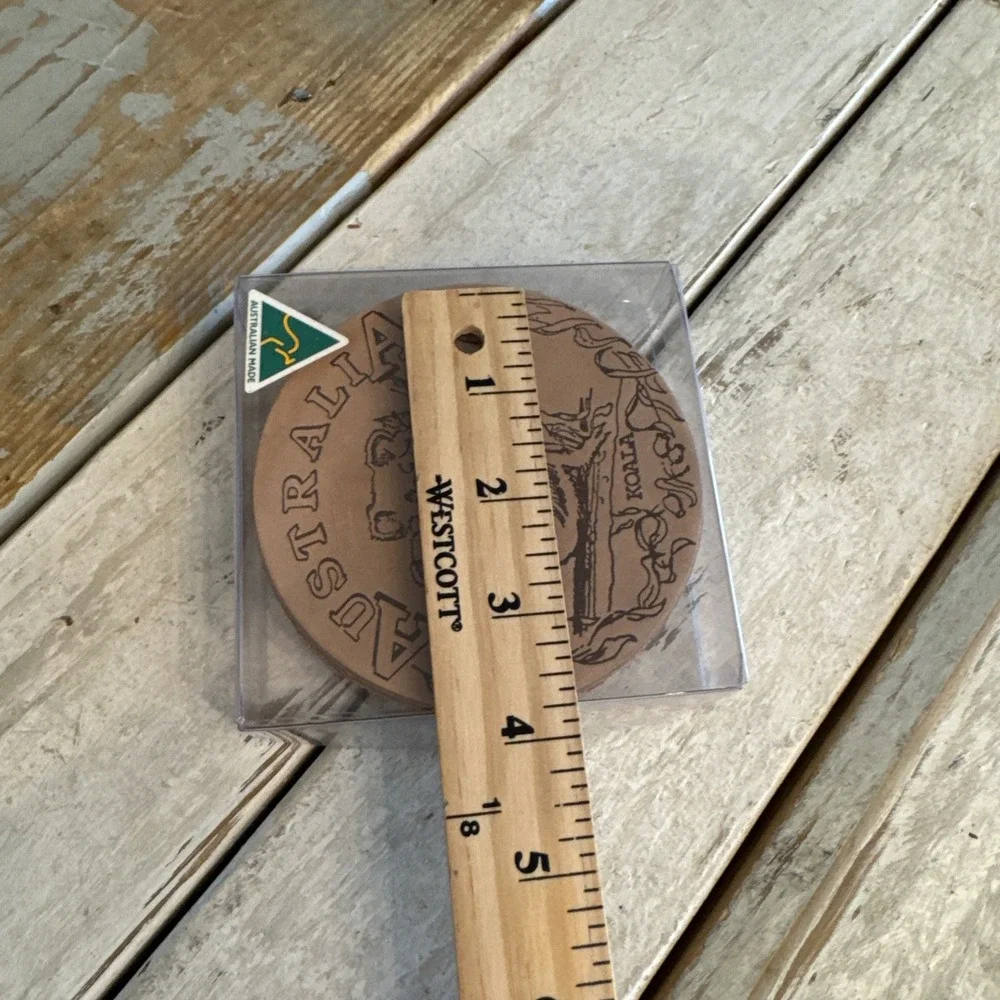NEW / UNUSED / UNOPENED 6 LEATHER COASTERS 